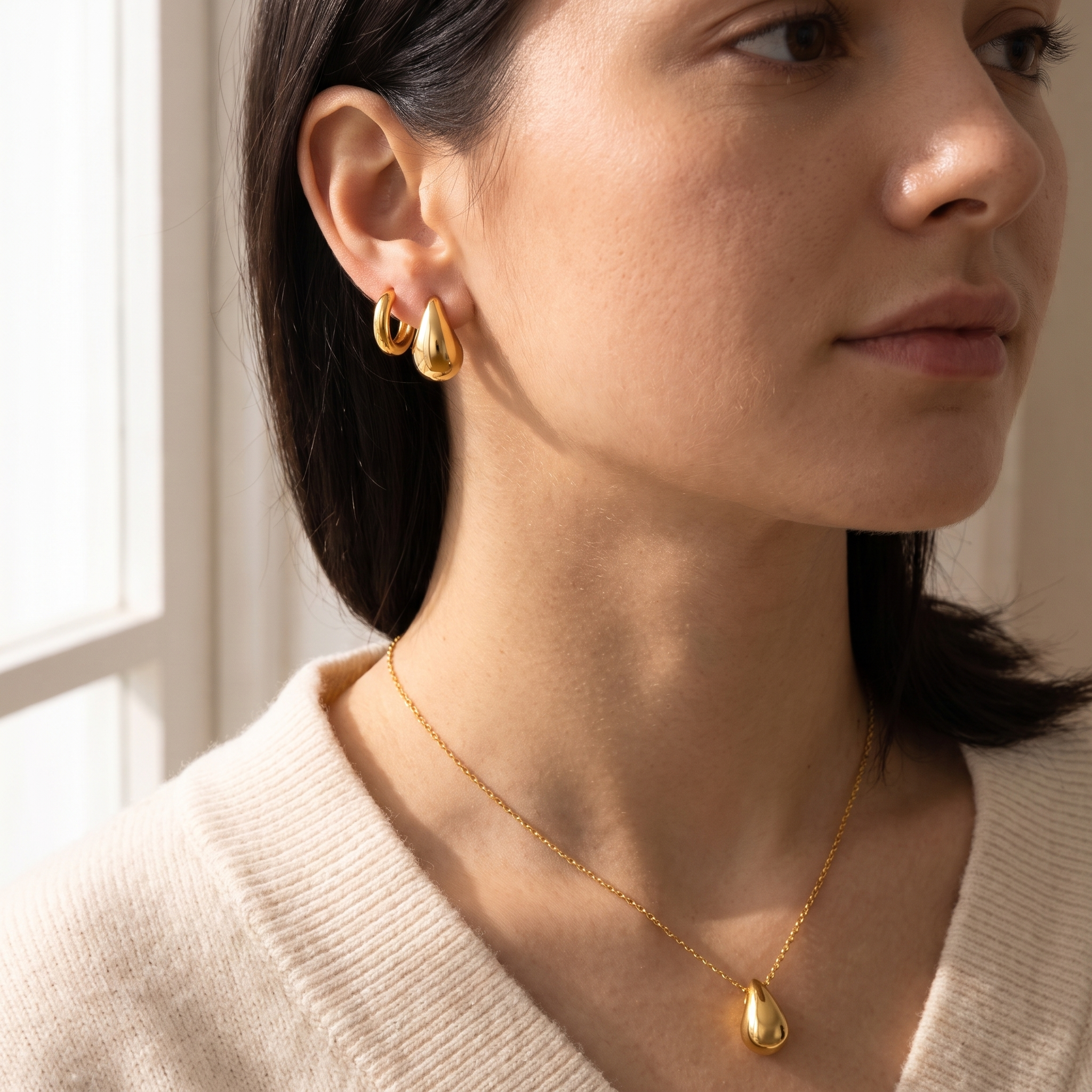 Pendientes y collar dorados puestos