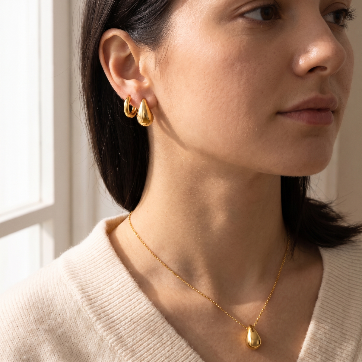 Pendientes y collar dorados puestos